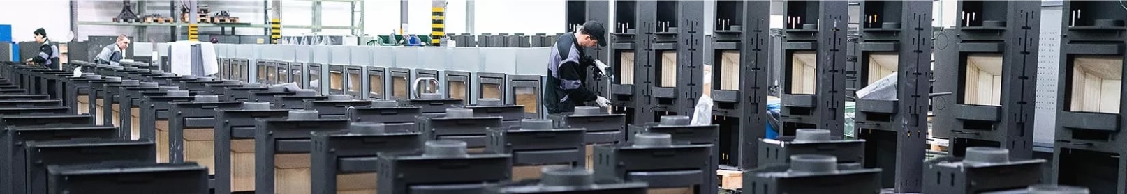 A Romotop 32 000 négyzetméteres, modern kandalló gyártóüzeme Csehországban, ahol a prémium kandallókályhák és tűzterek készülnek